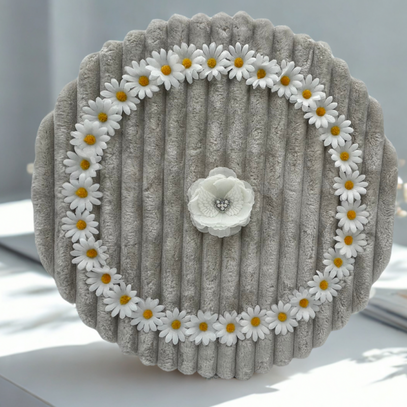 Set lumânare și trusou botez margarete – eleganță și puritate pentru ziua cea mare