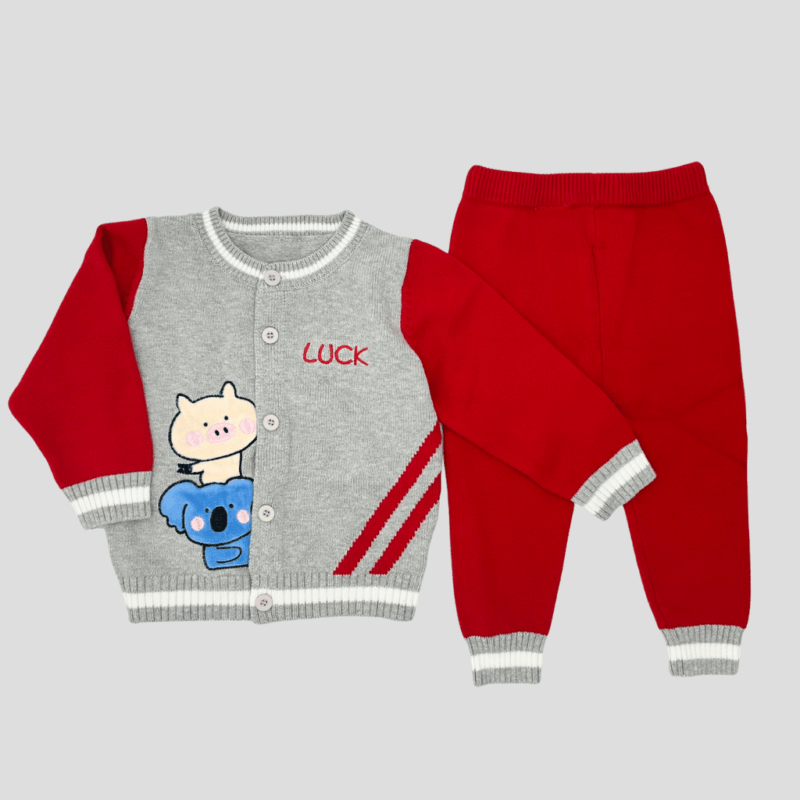 Set tricotat premium pentru fete si baieti , două piese – pulover raglan rosu cu motiv „Sheep” și pantaloni gri cu aplicație