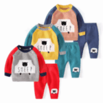 Set tricotat premium pentru fete si baieti , două piese – pulover raglan rosu cu motiv „Sheep” și pantaloni gri cu aplicație