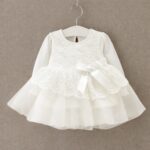 Rochiță elegantă din satin alb pentru fetițe – model de ocazie pentru botez și evenimente speciale