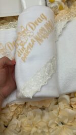 Set Botez Complet cu Lumânare Ceară de Albine Handmade și Trusou Crem-Auriu – Pânză de Mir, Prosop Bebe, Păturică Polar, Fașă și Sticluță de Mir