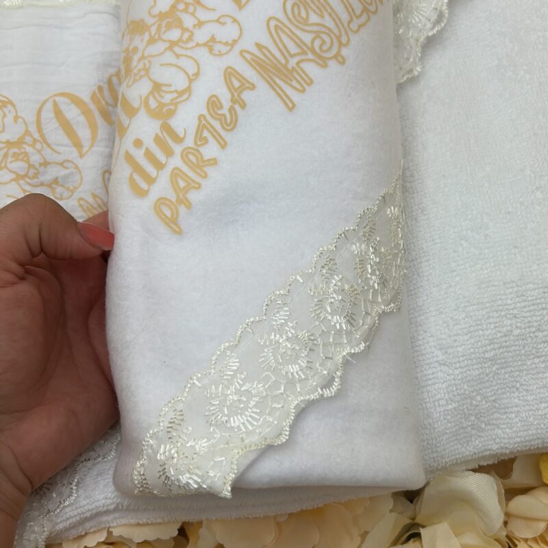 Set Botez Complet cu Lumânare Ceară de Albine Handmade și Trusou Crem-Auriu – Pânză de Mir, Prosop Bebe, Păturică Polar, Fașă și Sticluță de Mir