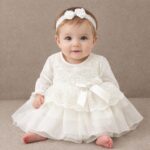 Rochiță elegantă din satin alb pentru fetițe – model de ocazie pentru botez și evenimente speciale