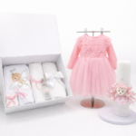 Trusou botez fetiță cu rochiță roz 3-6 luni și lumânare decorată ursuleț