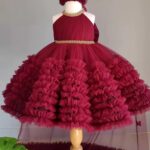 Rochiță Satin Fetițe Burgundy cu Tulle Voluminos și Trenă Asimetrică – Model Elegant pentru Ocazii Speciale