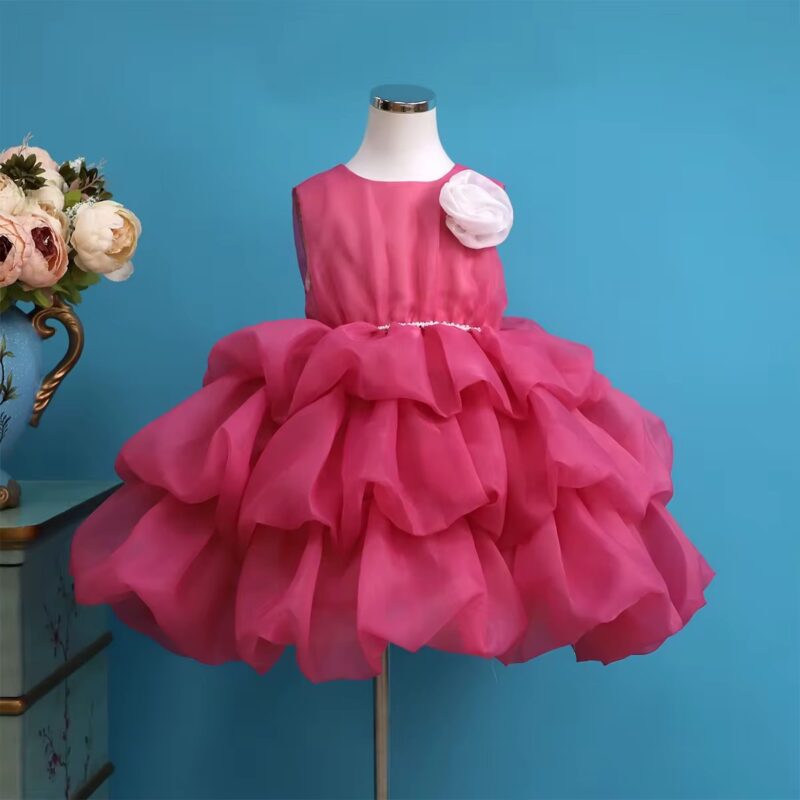 Rochiță Satin Fetițe Roz Intens cu Volane Multiple și Floare Decorativă – Model Elegant pentru Ocazii Speciale