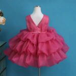 Rochiță Satin Fetițe Roz Intens cu Volane Multiple și Floare Decorativă – Model Elegant pentru Ocazii Speciale