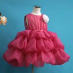 Rochiță Satin Fetițe Roz Intens cu Volane Multiple și Floare Decorativă – Model Elegant pentru Ocazii Speciale