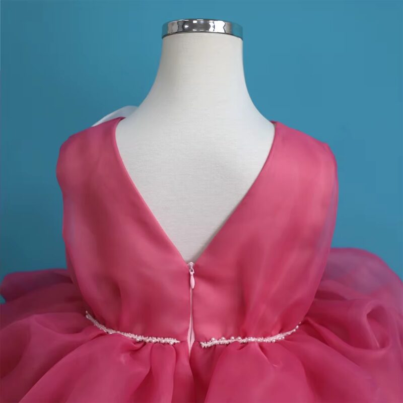 Rochiță Satin Fetițe Roz Intens cu Volane Multiple și Floare Decorativă – Model Elegant pentru Ocazii Speciale