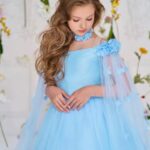 Rochiță Satin Fetițe Albastră cu Tulle Vapuros și Trenă Elegantă – Model Regal pentru Ocazii Speciale