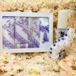 Set Botez Complet cu Lumânare Ceară de Albine Handmade și Trusou Mov-Lila – Pânză de Mir, Prosop Bebe, Păturică Polar, Fașă și Sticluță de Mir