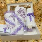 Set Botez Complet cu Lumânare Ceară de Albine Handmade și Trusou Mov-Lila – Pânză de Mir, Prosop Bebe, Păturică Polar, Fașă și Sticluță de Mir