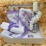 Set Botez Complet cu Lumânare Ceară de Albine Handmade și Trusou Mov-Lila – Pânză de Mir, Prosop Bebe, Păturică Polar, Fașă și Sticluță de Mir