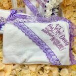 Set Botez Complet cu Lumânare Ceară de Albine Handmade și Trusou Mov-Lila – Pânză de Mir, Prosop Bebe, Păturică Polar, Fașă și Sticluță de Mir