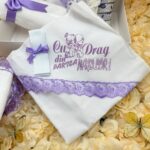 Set Botez Complet cu Lumânare Ceară de Albine Handmade și Trusou Mov-Lila – Pânză de Mir, Prosop Bebe, Păturică Polar, Fașă și Sticluță de Mir