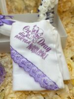 Set Botez Complet cu Lumânare Ceară de Albine Handmade și Trusou Mov-Lila – Pânză de Mir, Prosop Bebe, Păturică Polar, Fașă și Sticluță de Mir