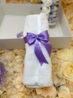 Set Botez Complet cu Lumânare Ceară de Albine Handmade și Trusou Mov-Lila – Pânză de Mir, Prosop Bebe, Păturică Polar, Fașă și Sticluță de Mir