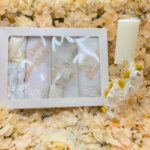 Set Botez Complet cu Lumânare Ceară de Albine Handmade și Trusou Crem-Auriu – Pânză de Mir, Prosop Bebe, Păturică Polar, Fașă și Sticluță de Mir