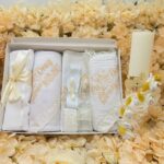 Set Botez Complet cu Lumânare Ceară de Albine Handmade și Trusou Crem-Auriu – Pânză de Mir, Prosop Bebe, Păturică Polar, Fașă și Sticluță de Mir