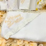 Set Botez Complet cu Lumânare Ceară de Albine Handmade și Trusou Crem-Auriu – Pânză de Mir, Prosop Bebe, Păturică Polar, Fașă și Sticluță de Mir