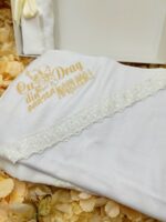 Set Botez Complet cu Lumânare Ceară de Albine Handmade și Trusou Crem-Auriu – Pânză de Mir, Prosop Bebe, Păturică Polar, Fașă și Sticluță de Mir