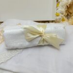 Set Botez Complet cu Lumânare Ceară de Albine Handmade și Trusou Crem-Auriu – Pânză de Mir, Prosop Bebe, Păturică Polar, Fașă și Sticluță de Mir