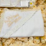 Set Botez Complet cu Lumânare Ceară de Albine Handmade și Trusou Crem-Auriu – Pânză de Mir, Prosop Bebe, Păturică Polar, Fașă și Sticluță de Mir