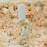 Set Botez Complet cu Lumânare Ceară de Albine Handmade și Trusou Crem-Auriu – Pânză de Mir, Prosop Bebe, Păturică Polar, Fașă și Sticluță de Mir