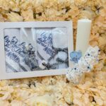 Set Botez Complet Băieți cu Lumânare Ceară de Albine Handmade și Trusou Tradițional – Pânză de Mir, Prosop Bebe, Păturică Polar, Fașă și Sticluță de Mir