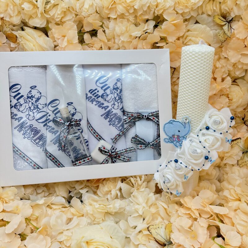 Set Botez Complet Băieți cu Lumânare Ceară de Albine Handmade și Trusou Tradițional – Pânză de Mir, Prosop Bebe, Păturică Polar, Fașă și Sticluță de Mir