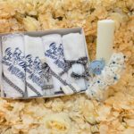 Set Botez Complet Băieți cu Lumânare Ceară de Albine Handmade și Trusou Tradițional – Pânză de Mir, Prosop Bebe, Păturică Polar, Fașă și Sticluță de Mir