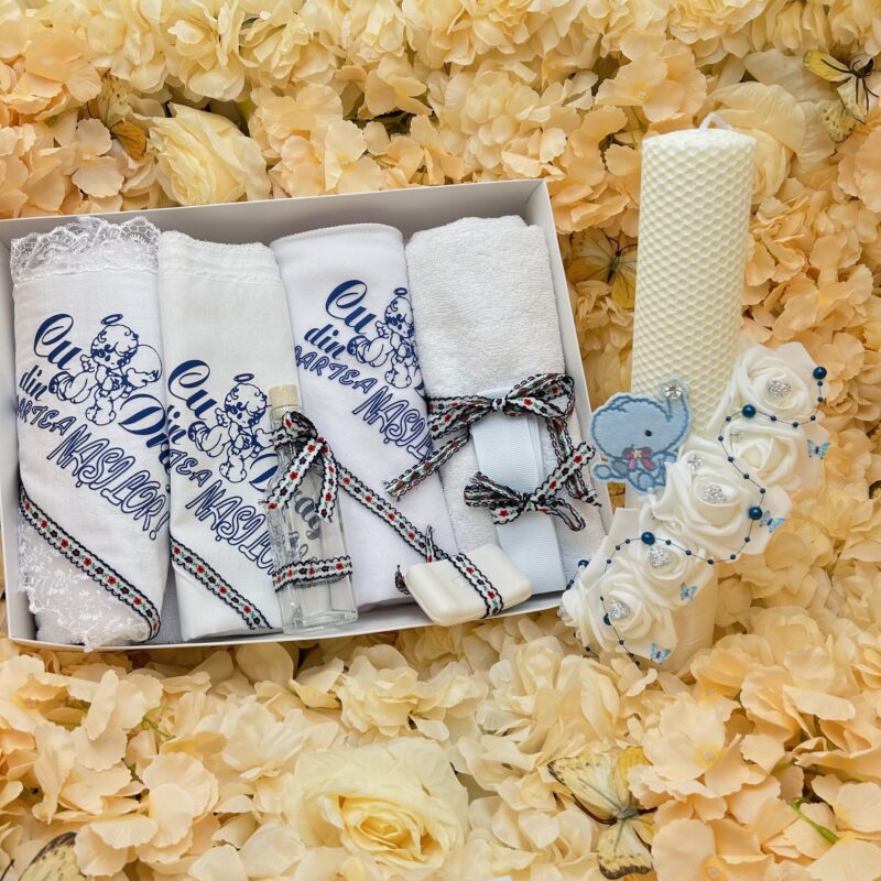 Set Botez Complet Băieți cu Lumânare Ceară de Albine Handmade și Trusou Tradițional – Pânză de Mir, Prosop Bebe, Păturică Polar, Fașă și Sticluță de Mir