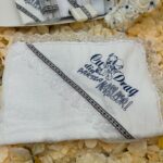 Set Botez Complet Băieți cu Lumânare Ceară de Albine Handmade și Trusou Tradițional – Pânză de Mir, Prosop Bebe, Păturică Polar, Fașă și Sticluță de Mir