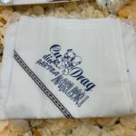 Set Botez Complet Băieți cu Lumânare Ceară de Albine Handmade și Trusou Tradițional – Pânză de Mir, Prosop Bebe, Păturică Polar, Fașă și Sticluță de Mir