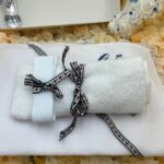 Set Botez Complet Băieți cu Lumânare Ceară de Albine Handmade și Trusou Tradițional – Pânză de Mir, Prosop Bebe, Păturică Polar, Fașă și Sticluță de Mir