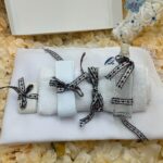 Set Botez Complet Băieți cu Lumânare Ceară de Albine Handmade și Trusou Tradițional – Pânză de Mir, Prosop Bebe, Păturică Polar, Fașă și Sticluță de Mir