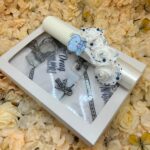 Set Botez Complet Băieți cu Lumânare Ceară de Albine Handmade și Trusou Tradițional – Pânză de Mir, Prosop Bebe, Păturică Polar, Fașă și Sticluță de Mir