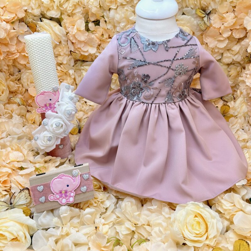 Set Botez Fetițe Complet cu Rochiță din Satin Roz Prăfuit, Lumânare din Ceară de Albine și Cutie Șuviță – Model Elegant Lucrat Manual