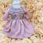 Set Botez Fetițe Complet cu Rochiță din Satin Roz Prăfuit, Lumânare din Ceară de Albine și Cutie Șuviță – Model Elegant Lucrat Manual