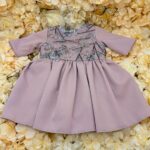 Set Botez Fetițe Complet cu Rochiță din Satin Roz Prăfuit, Lumânare din Ceară de Albine și Cutie Șuviță – Model Elegant Lucrat Manual
