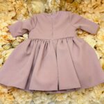 Set Botez Fetițe Complet cu Rochiță din Satin Roz Prăfuit, Lumânare din Ceară de Albine și Cutie Șuviță – Model Elegant Lucrat Manual