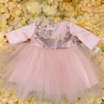 Set Botez Fetițe Complet cu Rochiță din Satin Roz Prăfuit, Lumânare din Ceară de Albine și Cutie Șuviță – Model Elegant Lucrat Manual