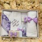 Trusou Botez Mov-Lila pentru Bebeluși – Set Complet cu Prosop, Pânză de Mir, Sticluță, Săpun și Cutie Șuviță