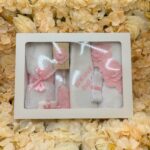 Trusou botez fetițe cu dantelă roz – prosop bebe, pânză de mir, prosop preot, fașă, săpun, sticluță mir și cutie prima șuviță | Set complet elegant