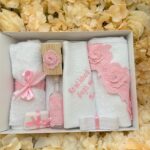 Trusou botez fetițe cu dantelă roz – prosop bebe, pânză de mir, prosop preot, fașă, săpun, sticluță mir și cutie prima șuviță | Set complet elegant