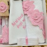 Trusou botez fetițe cu dantelă roz – prosop bebe, pânză de mir, prosop preot, fașă, săpun, sticluță mir și cutie prima șuviță | Set complet elegant