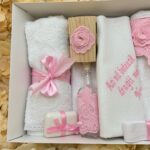 Trusou botez fetițe cu dantelă roz – prosop bebe, pânză de mir, prosop preot, fașă, săpun, sticluță mir și cutie prima șuviță | Set complet elegant