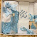 Trusou botez băieți bleu complet – prosop bebe, pânză de mir, prosop preot, fașă, săpun, sticluță mir și cutie prima șuviță