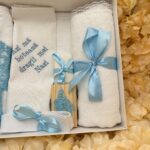 Trusou botez băieți bleu complet – prosop bebe, pânză de mir, prosop preot, fașă, săpun, sticluță mir și cutie prima șuviță