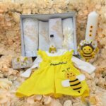 Trusou Botez Albinuță cu Lumânare lucrata manual, Cutie Argintie și Rochiță Tematică 3–6 Luni